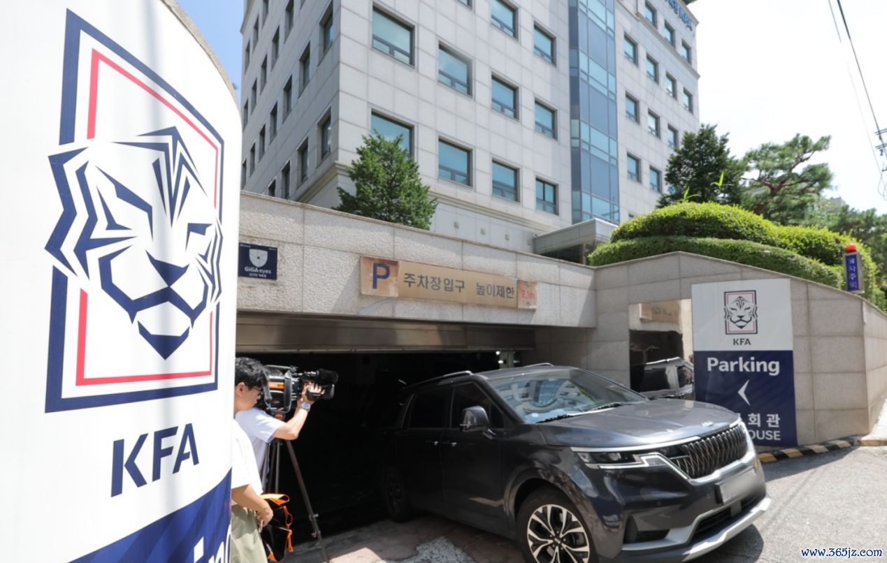 8月6日，在首尔钟路区，首尔警察厅广域搜查团金融犯罪调查队对韩足协展开搜查取证。图源：韩媒