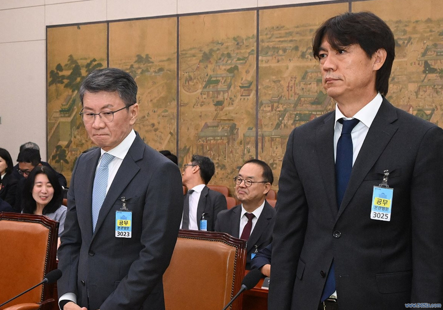7月30日，郑梦奎（左）和洪明甫出席韩国会听证会。图源：韩媒